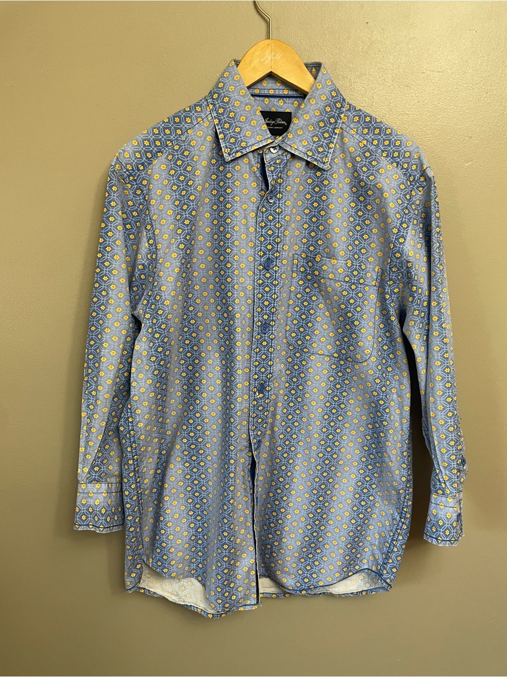 Indigo Palms men’s medium Blue yellow
Button Down Floral Design,